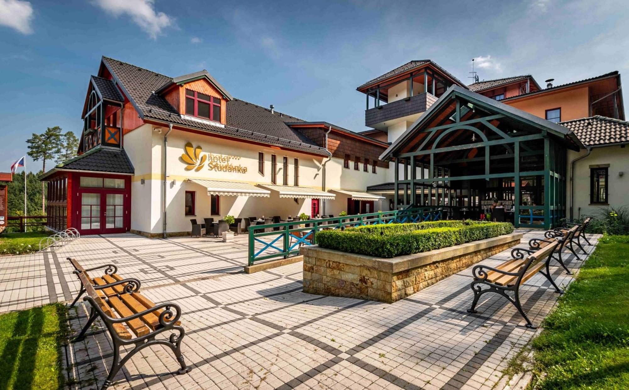 Hotel Studanka Рихнов над Кнежноу Екстериор снимка